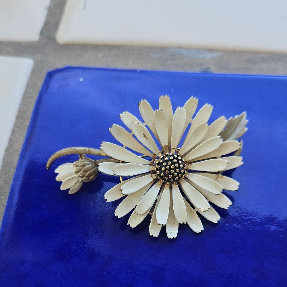 Vintage Lisner Cream Daisy Flower Brooch